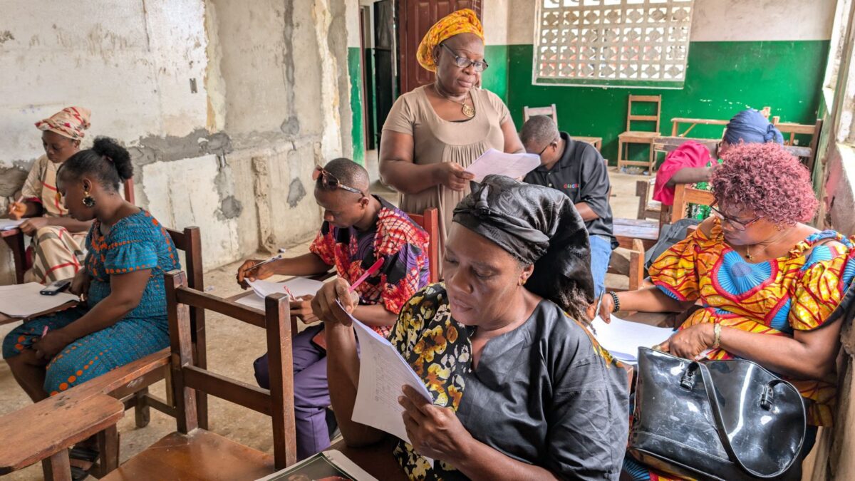 picture of teachers in a Liberian Classroom reading
